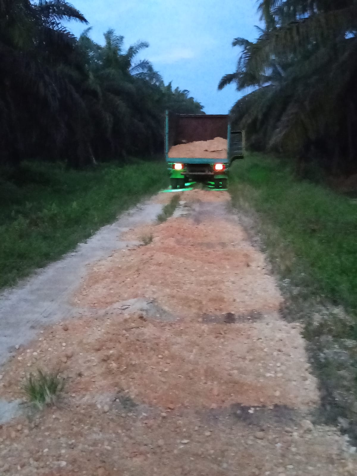 Truk Material Malam Hari